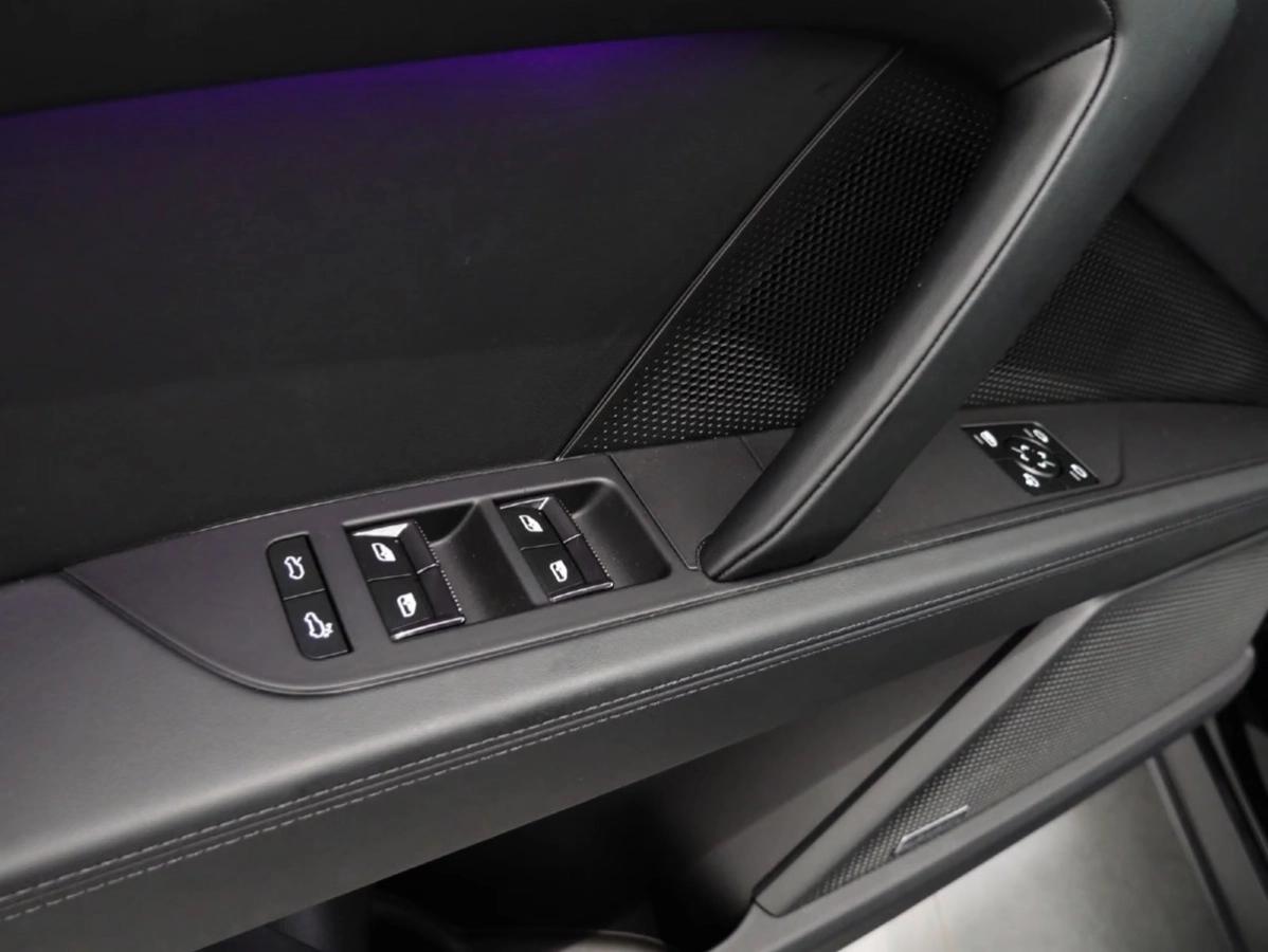 Porsche Cayenne Electrique 442ch 633km WLTP Toit Ouvrant/Attelage/Sport Sound/21“/Sièges 14/Volant Surfaces et Siège