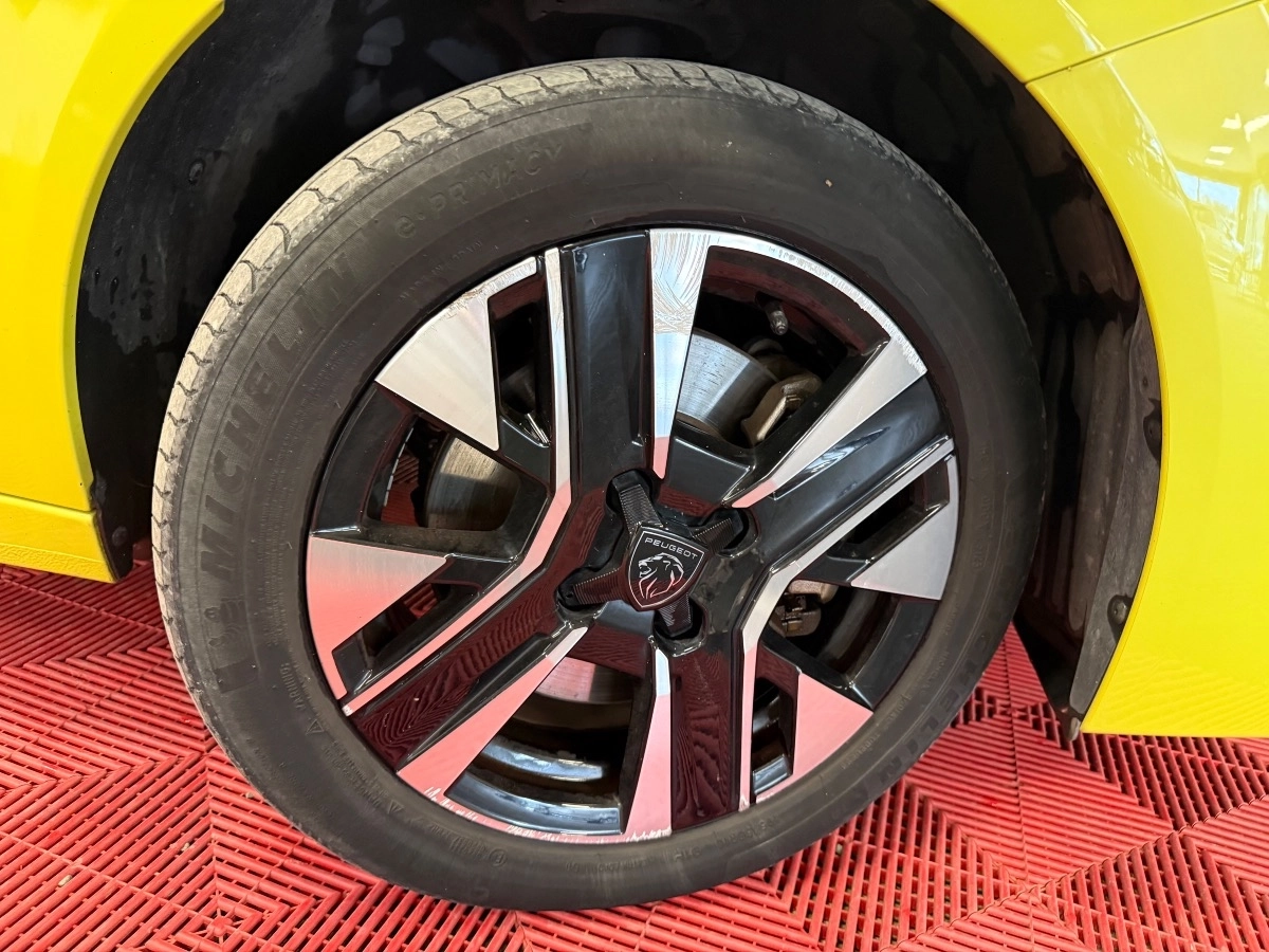 Peugeot E-208 - photo 10