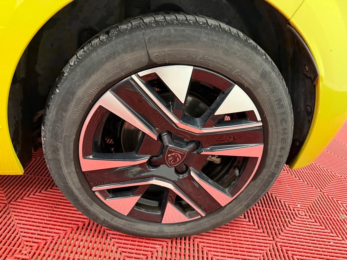 Peugeot E-208 - photo 12