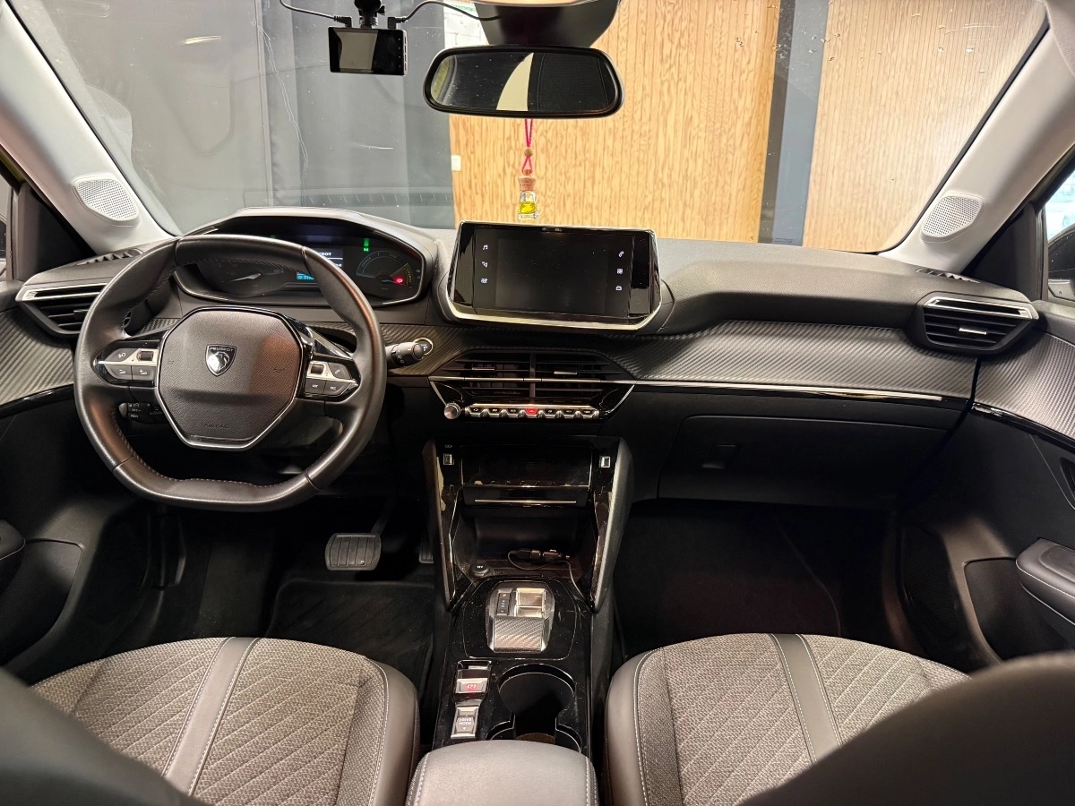 Peugeot E-208 - photo 14