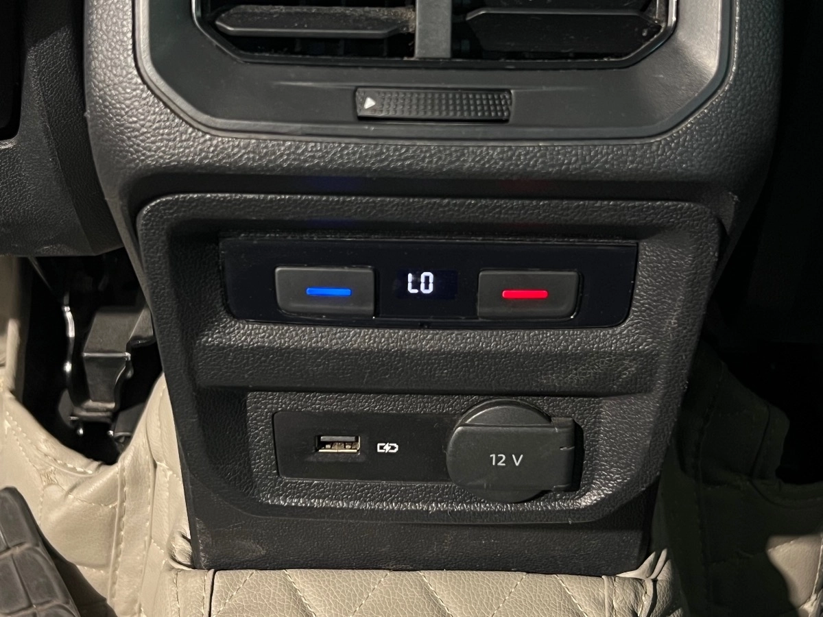 Volkswagen Tiguan - photo 14