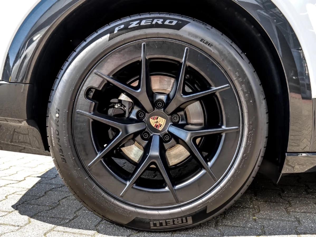 Porsche Cayenne Electrique 442ch 632km WLTP Toit Ouvrant/Attelage/Sport Sound/21“/Sièges 14/Volant Surfaces et Siège