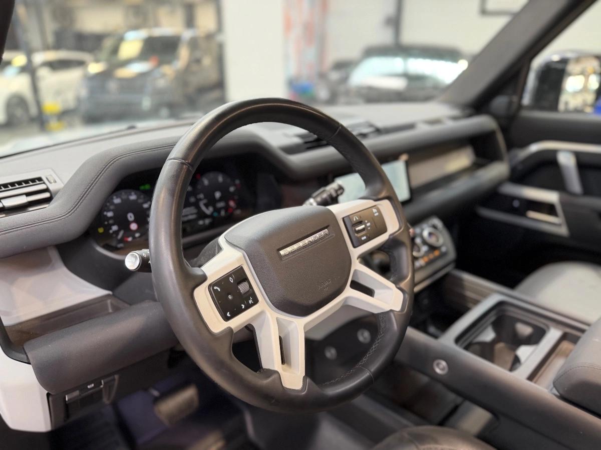 Land Rover Defender 110 3.0 D200 200 MHEV X-DYNAMIC 4WD BVA8 /ATTELAGE/TOIT PANO/CARPLAY/MERIDIAN/