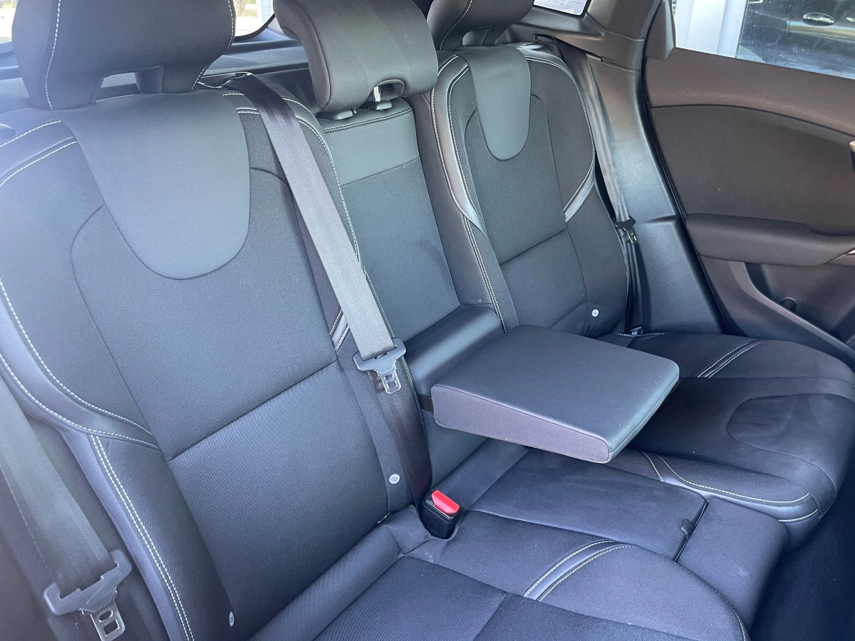 Volvo V40 - photo 12