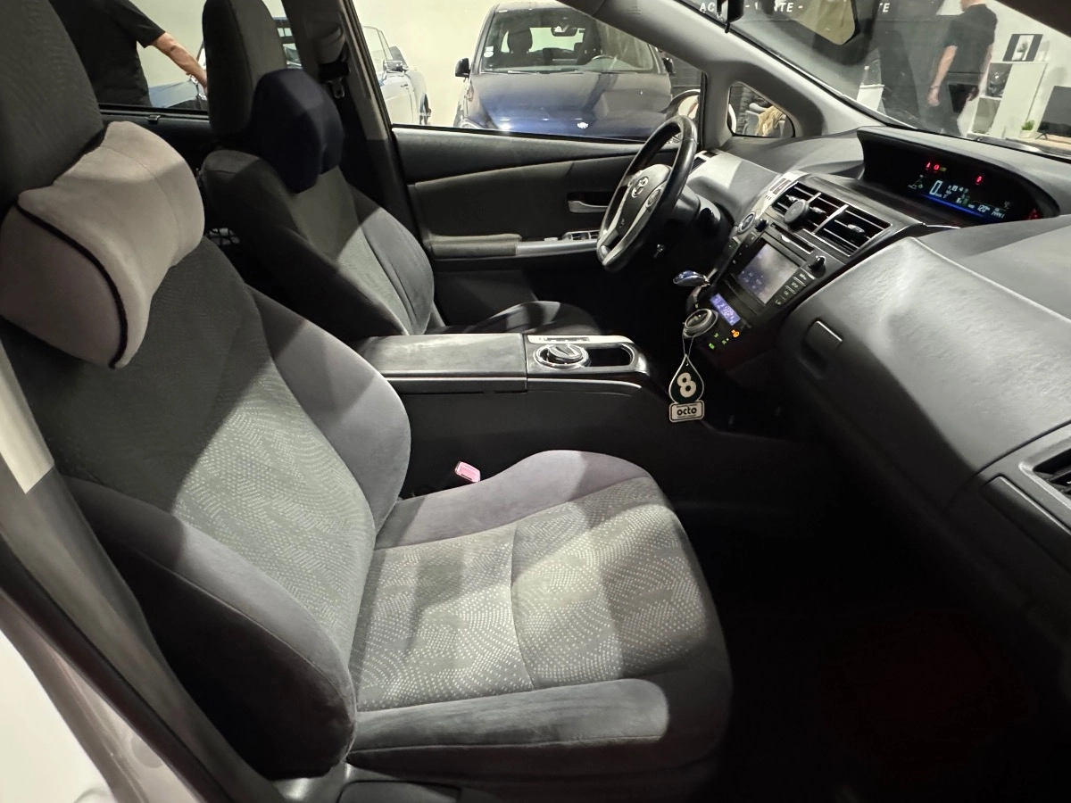 Toyota Prius Plus - photo 11