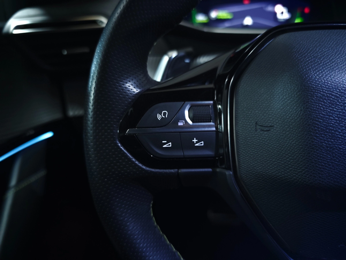 Peugeot 208 - photo 12
