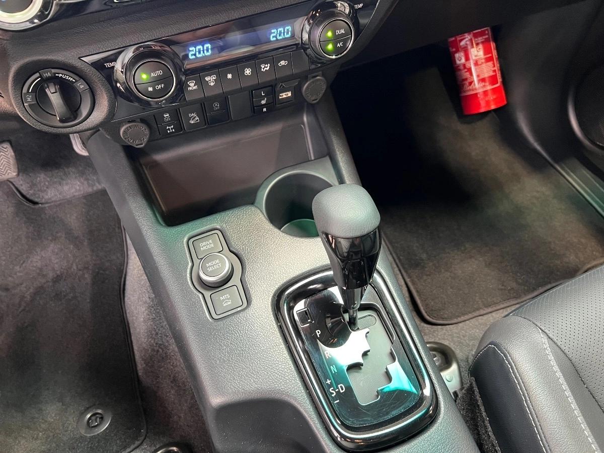 Toyota Hilux 2.8 D-4D 204 DOUBLE CABINE BVA INVINCIBLE 4WD /CAM360/JBL/CARPLAY