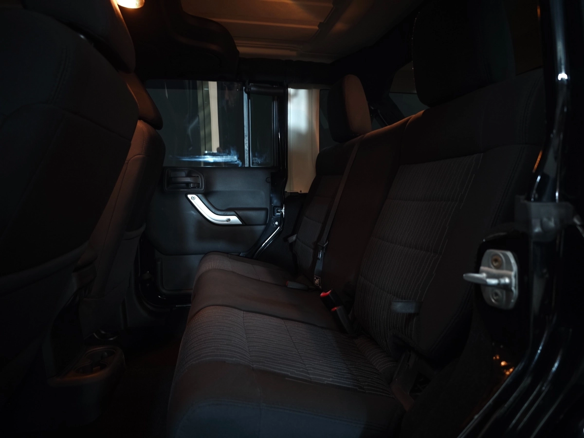 Jeep Wrangler - photo 24