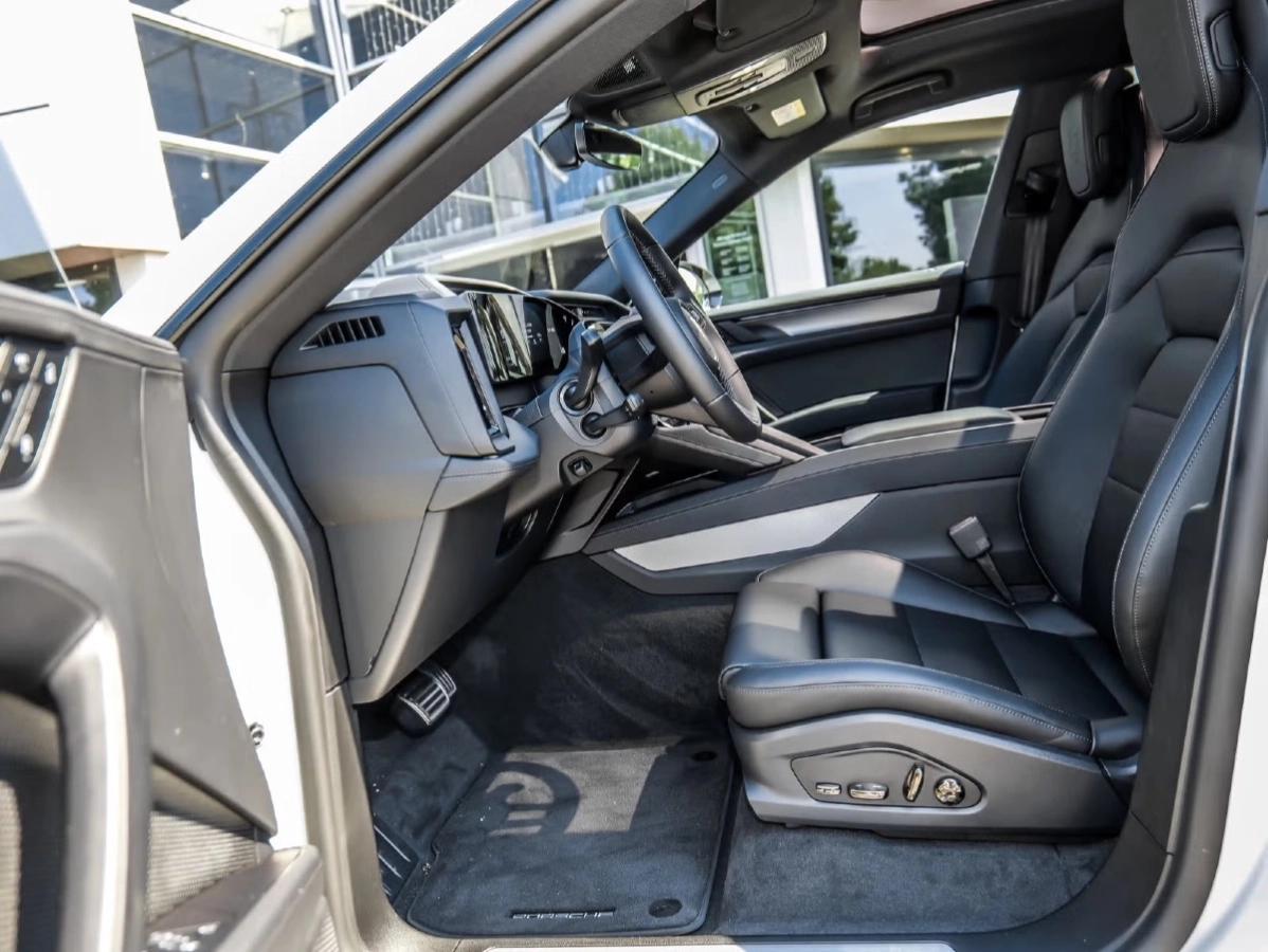 Porsche Cayenne Electrique 442ch 632km WLTP Toit Ouvrant/Attelage/Sport Sound/21“/Sièges 14/Volant Surfaces et Siège