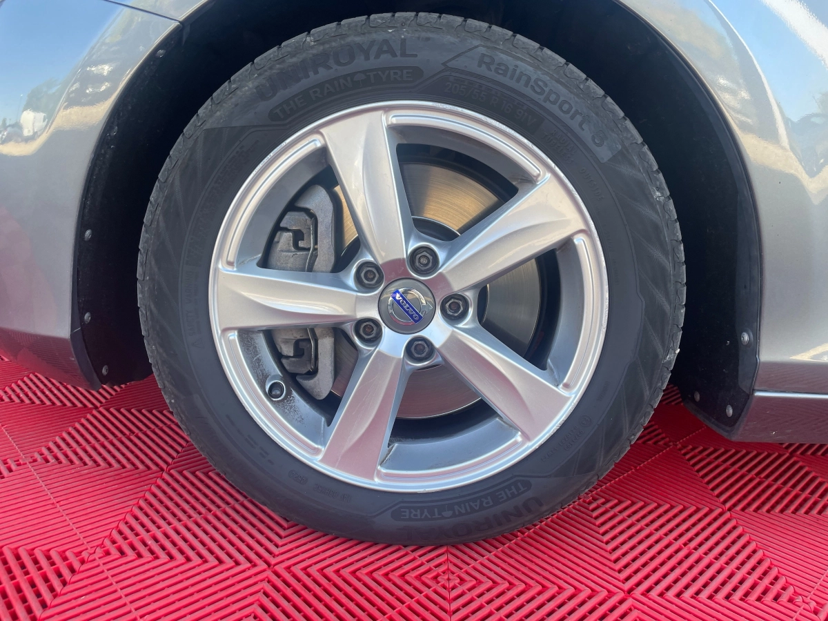 Volvo V40 - photo 27