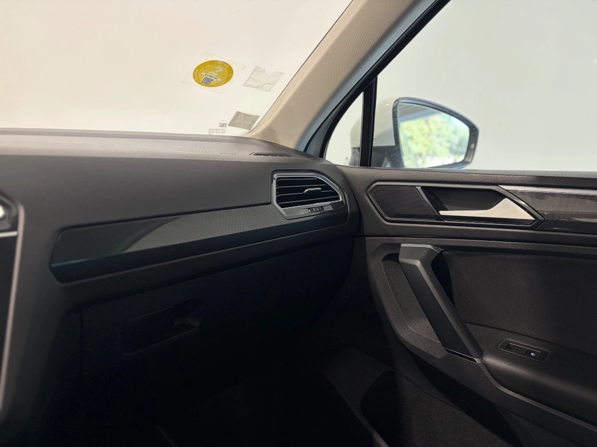 Volkswagen Tiguan - photo 17