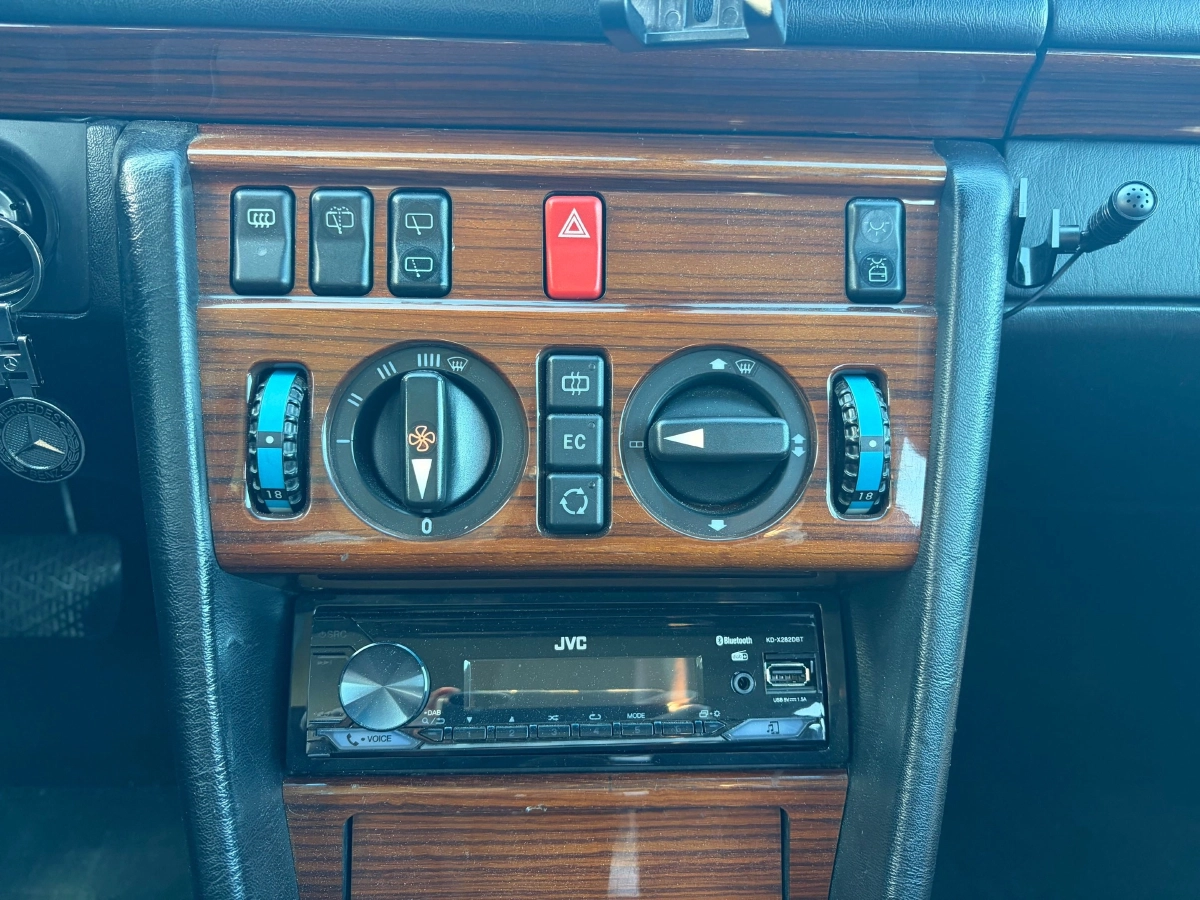 Mercedes-Benz 250D - photo 17