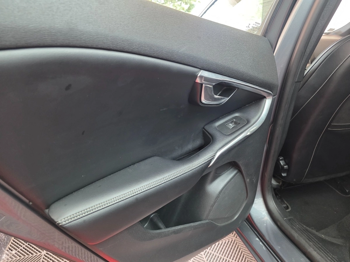 Volvo V40 - photo 14