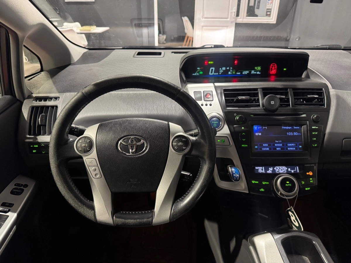 Toyota Prius Plus - photo 9