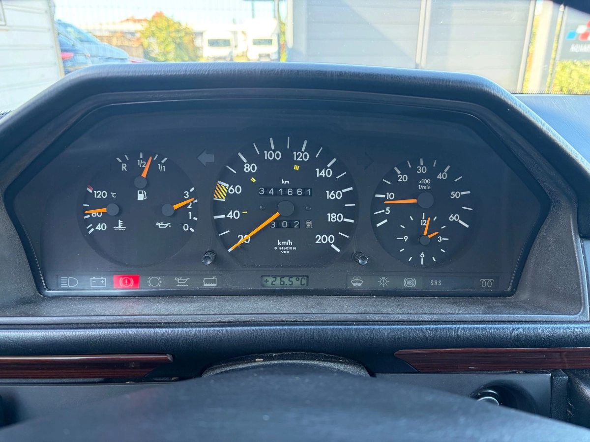Mercedes-Benz 250D - photo 15