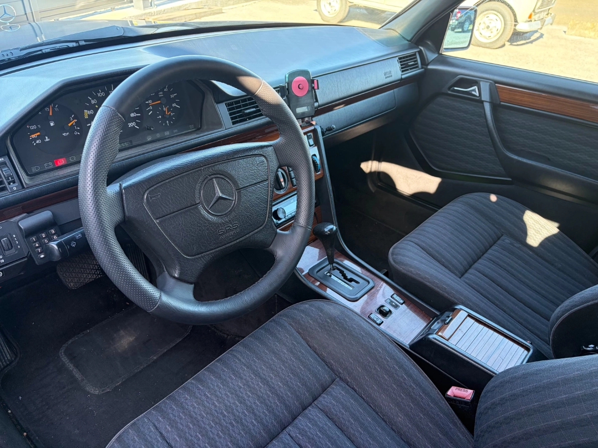 Mercedes-Benz 250D - photo 13