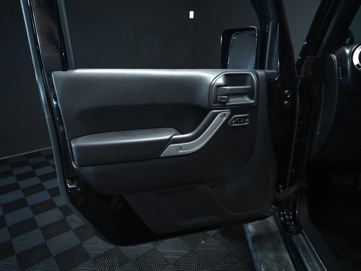 Jeep Wrangler - photo 23