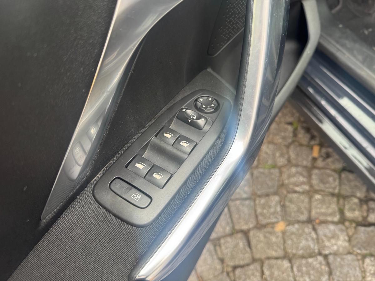 Peugeot 2008 GENERATION-I 1.2 PURETECH 110 ALLURE START-STOP