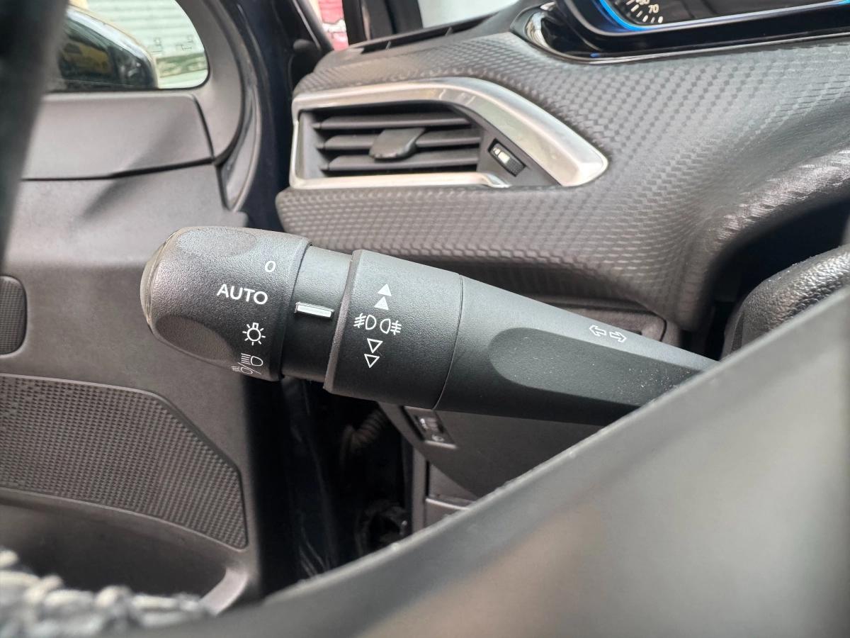 Peugeot 2008 GENERATION-I 1.2 PURETECH 110 ALLURE START-STOP