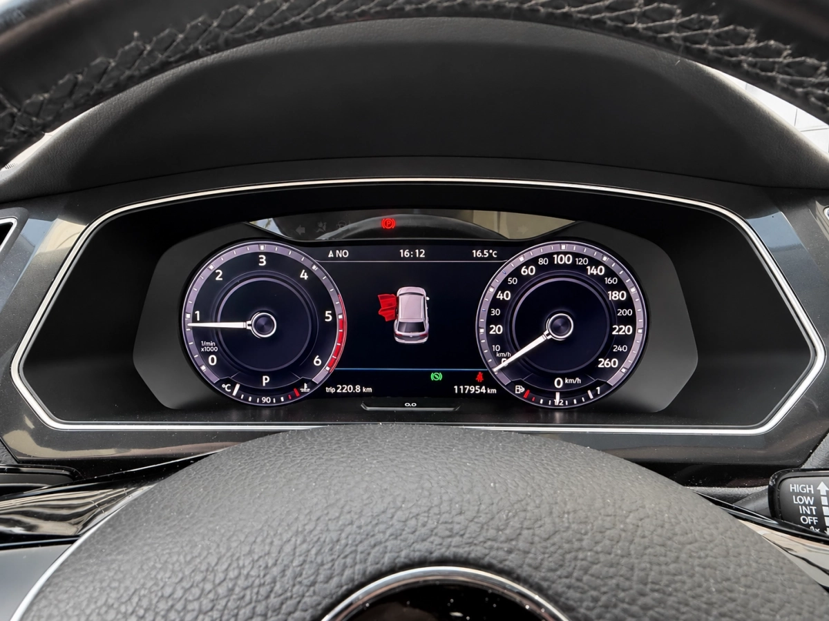 Volkswagen Tiguan - photo 11