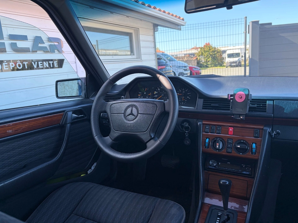 Mercedes-Benz 250D - photo 12