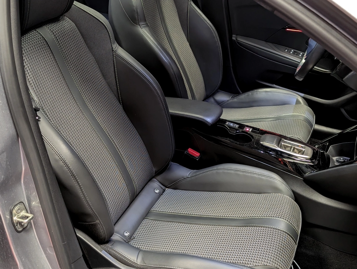 Peugeot 208 - photo 2