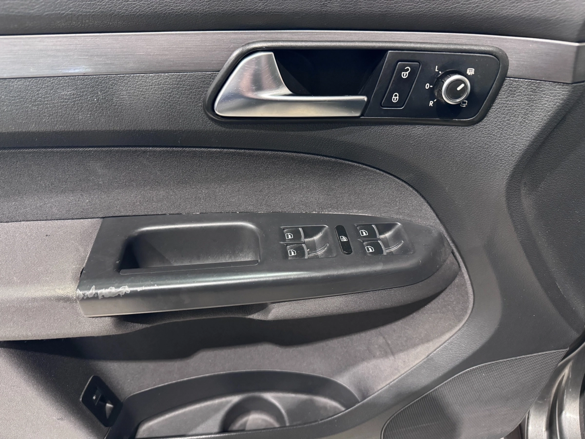 Volkswagen Touran - photo 21