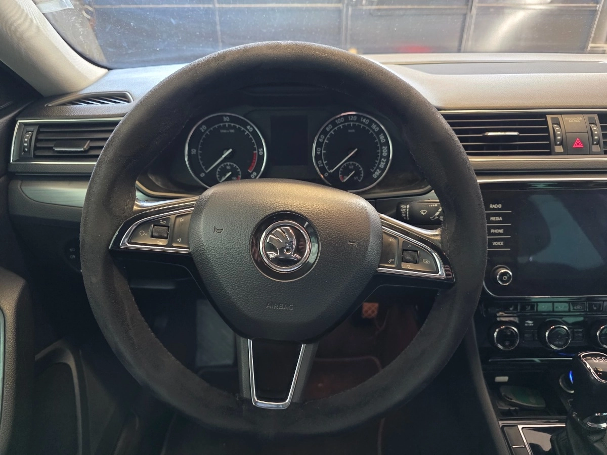 Skoda Superb - photo 10