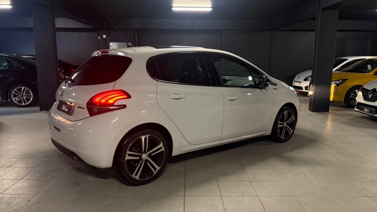 Peugeot 208 - photo 2