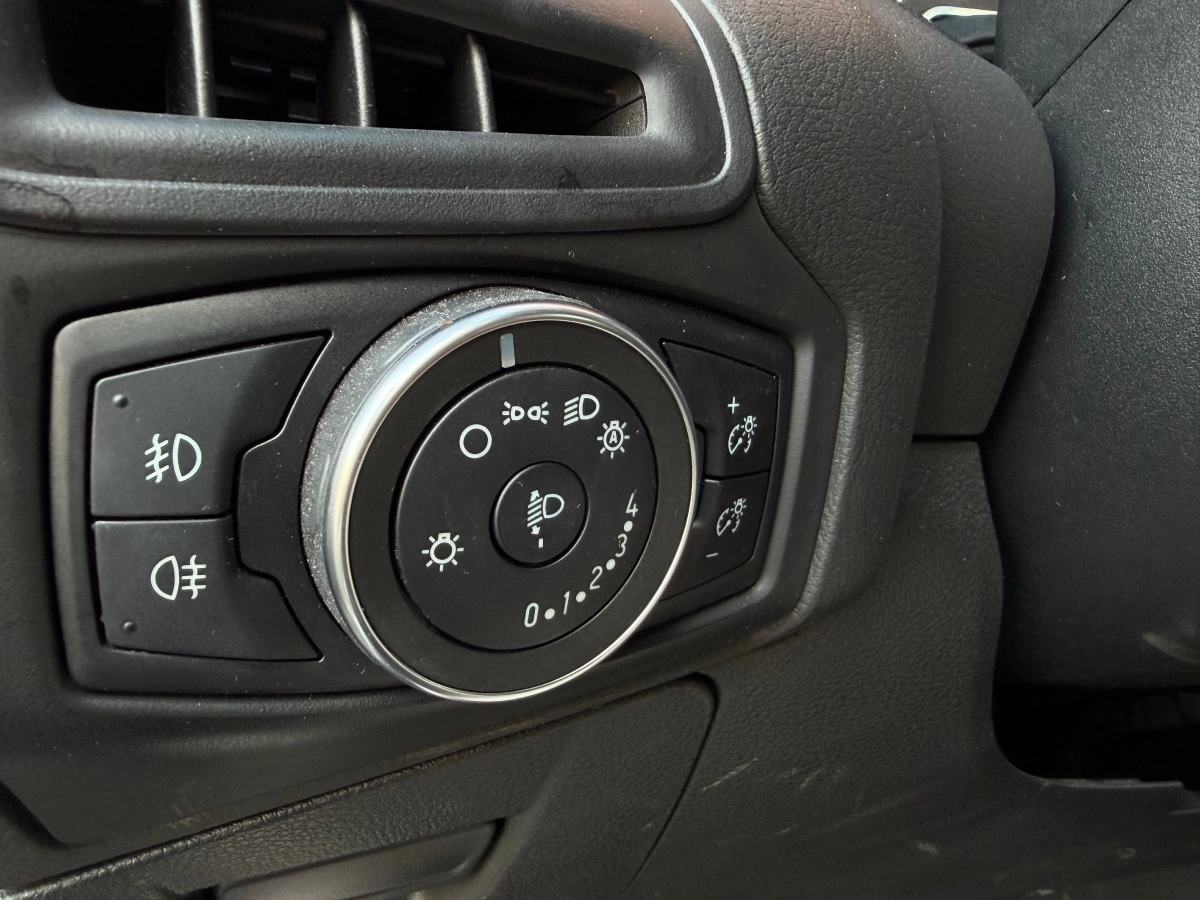 Ford Focus - photo 23