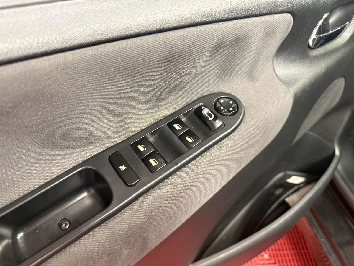 Peugeot 207 - photo 18
