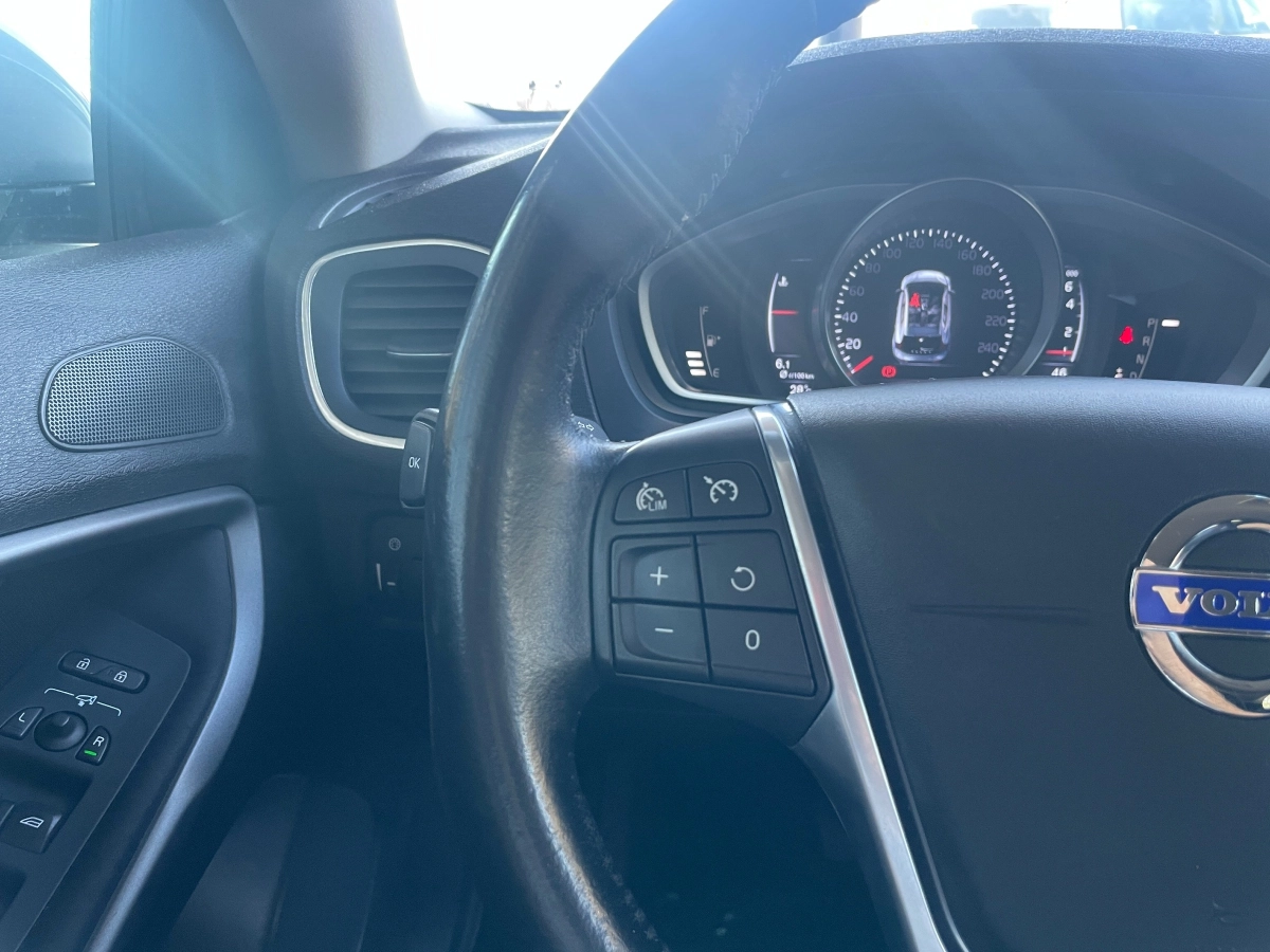 Volvo V40 - photo 17
