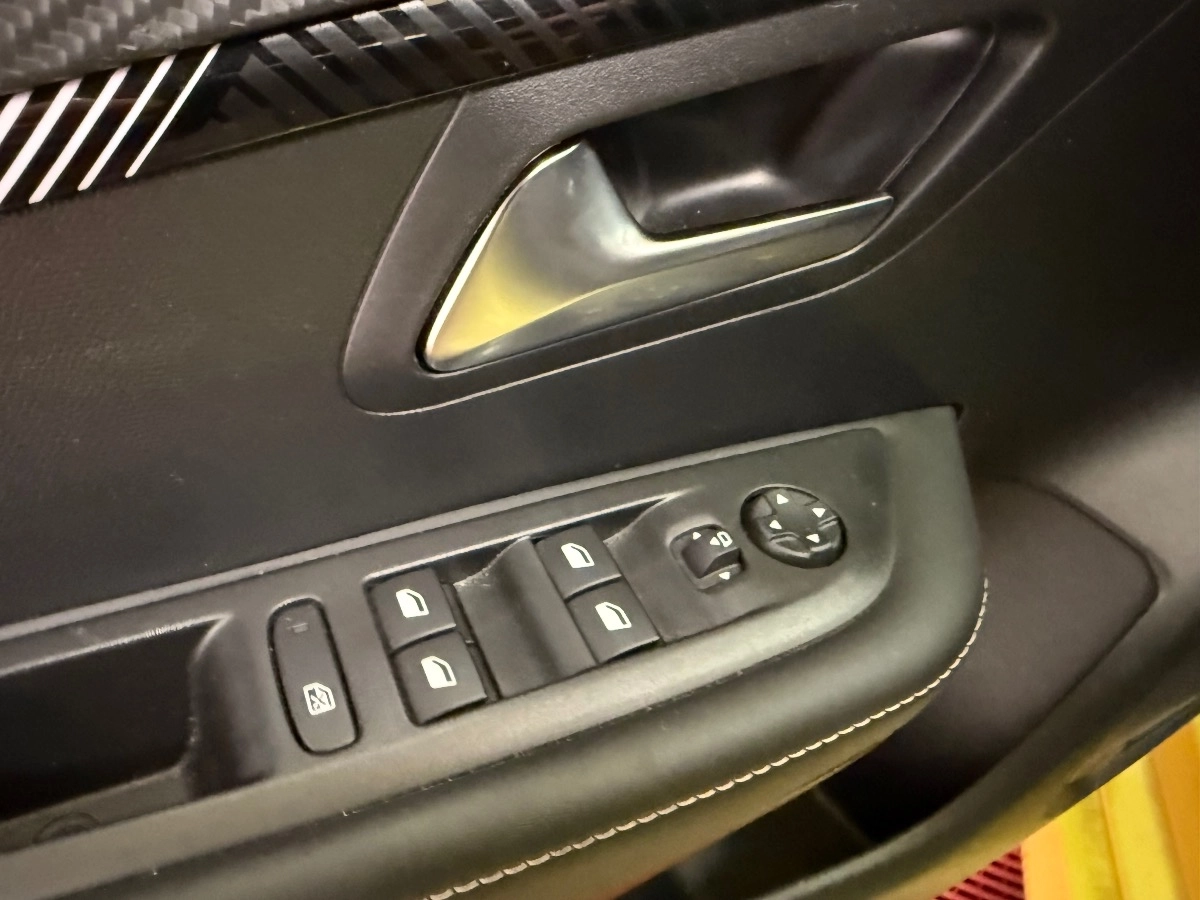 Peugeot E-208 - photo 19