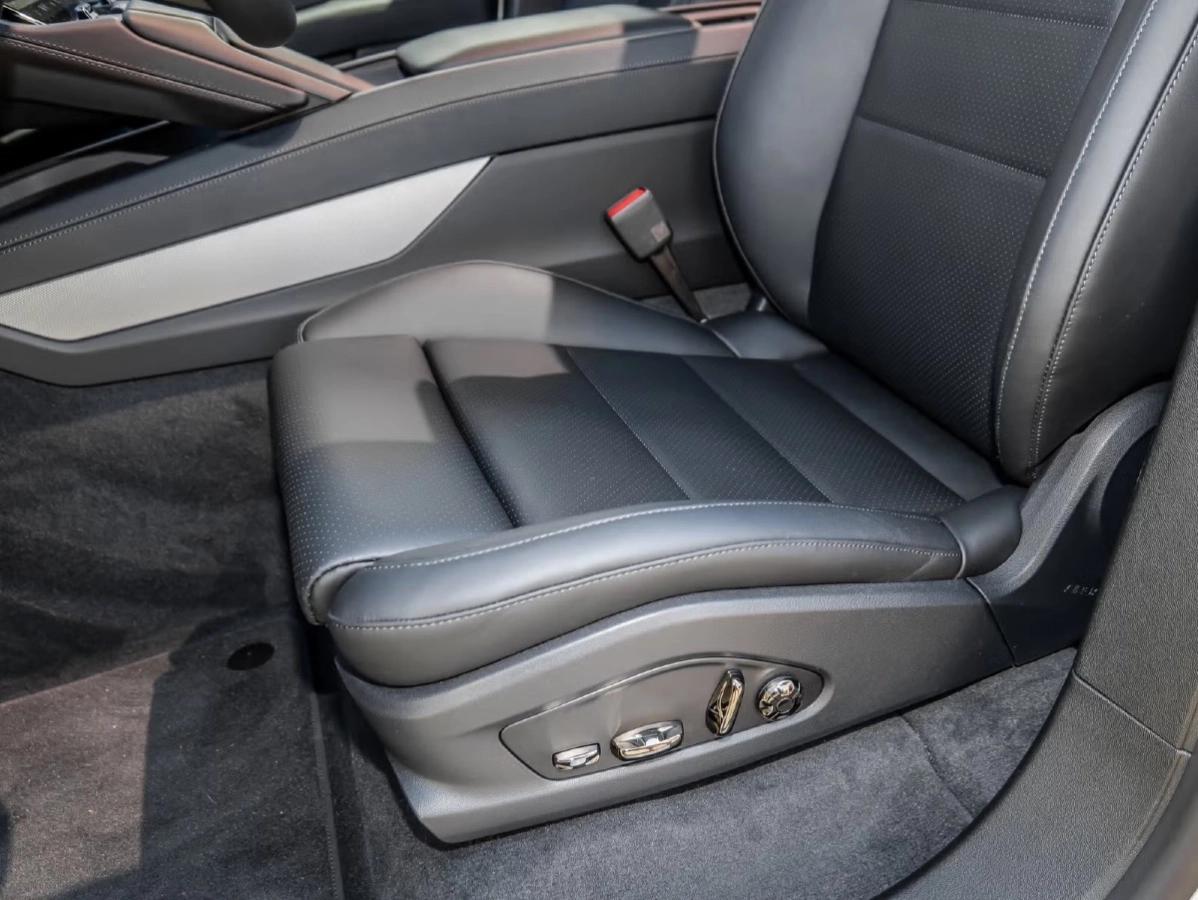 Porsche Cayenne Electrique 442ch 632km WLTP Toit Ouvrant/Attelage/Sport Sound/21“/Sièges 14/Volant Surfaces et Siège