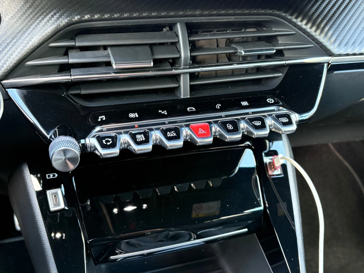 Peugeot 208 - photo 16