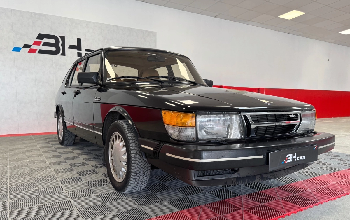 SAAB 900