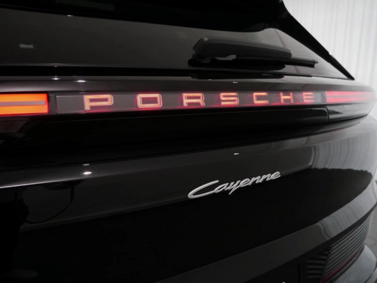Porsche Cayenne Electrique 442ch 633km WLTP Toit Ouvrant/Attelage/Sport Sound/21“/Sièges 14/Volant Surfaces et Siège
