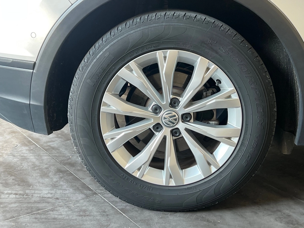Volkswagen Tiguan - photo 29