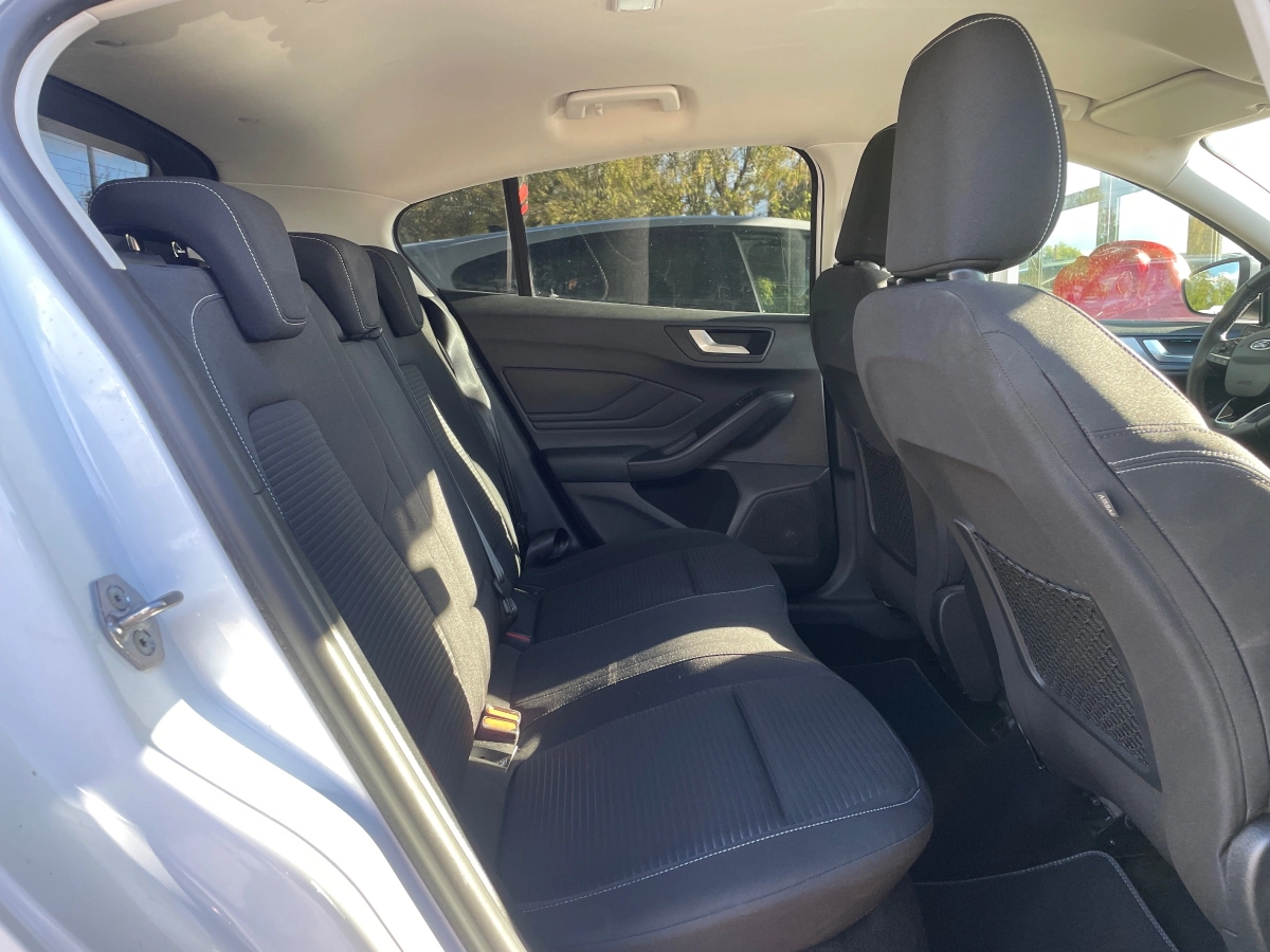 Ford Focus - photo 13