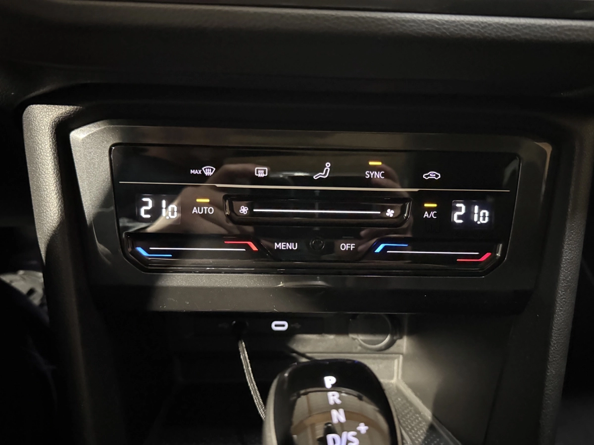 Volkswagen Tiguan - photo 16