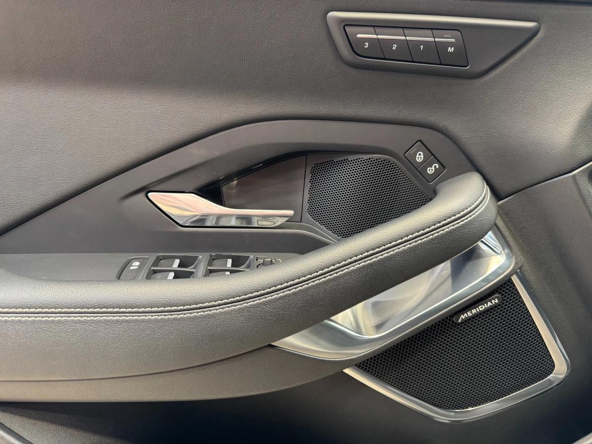 Jaguar E-pace 2.0 D240 240 R-DYNAMIC SE AWD BVA / TOIT PANO / MERIDIAN / SIEGES ELEC CHAUFFANTS