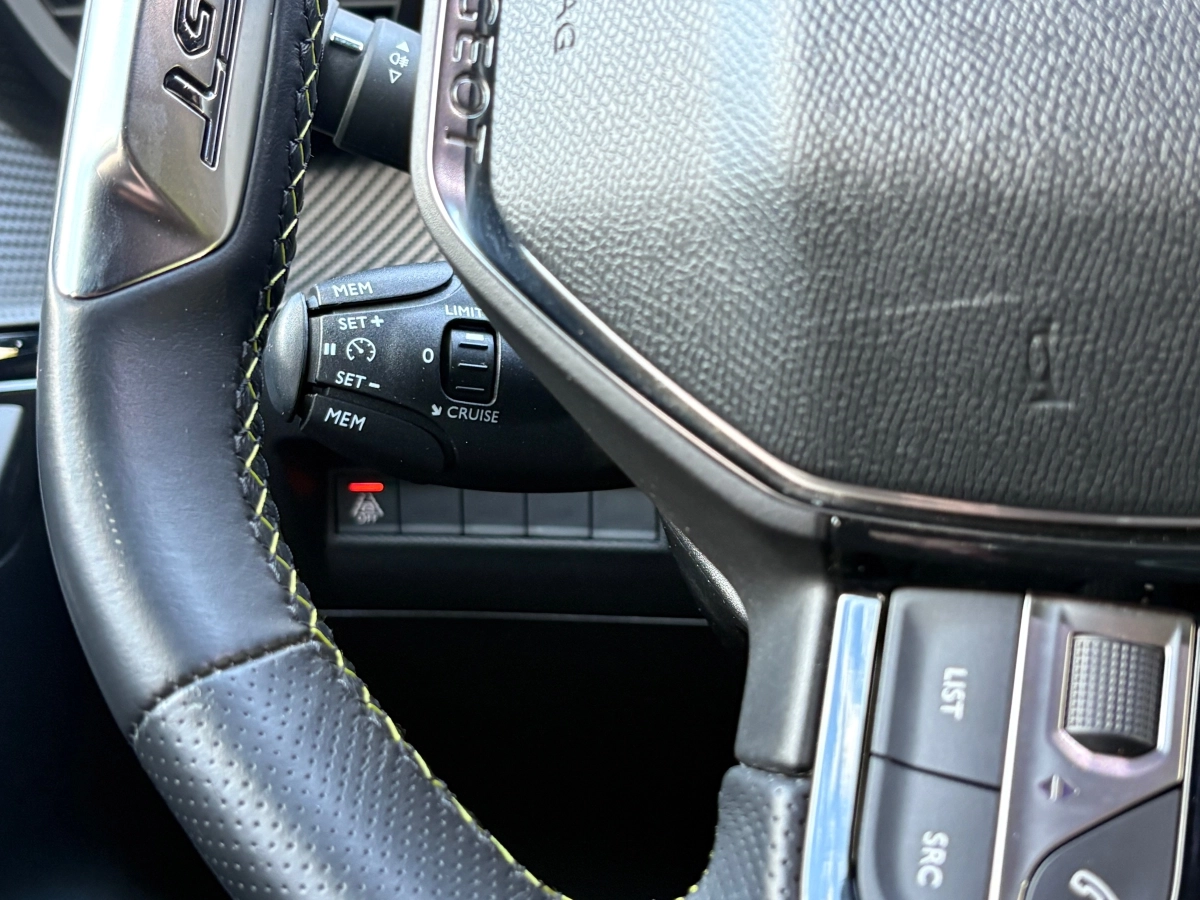 Peugeot 208 - photo 12