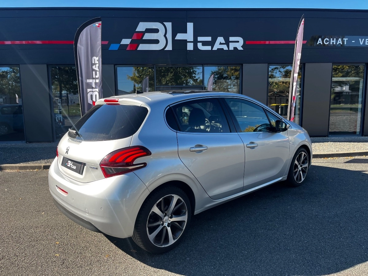 Peugeot 208 - photo 2