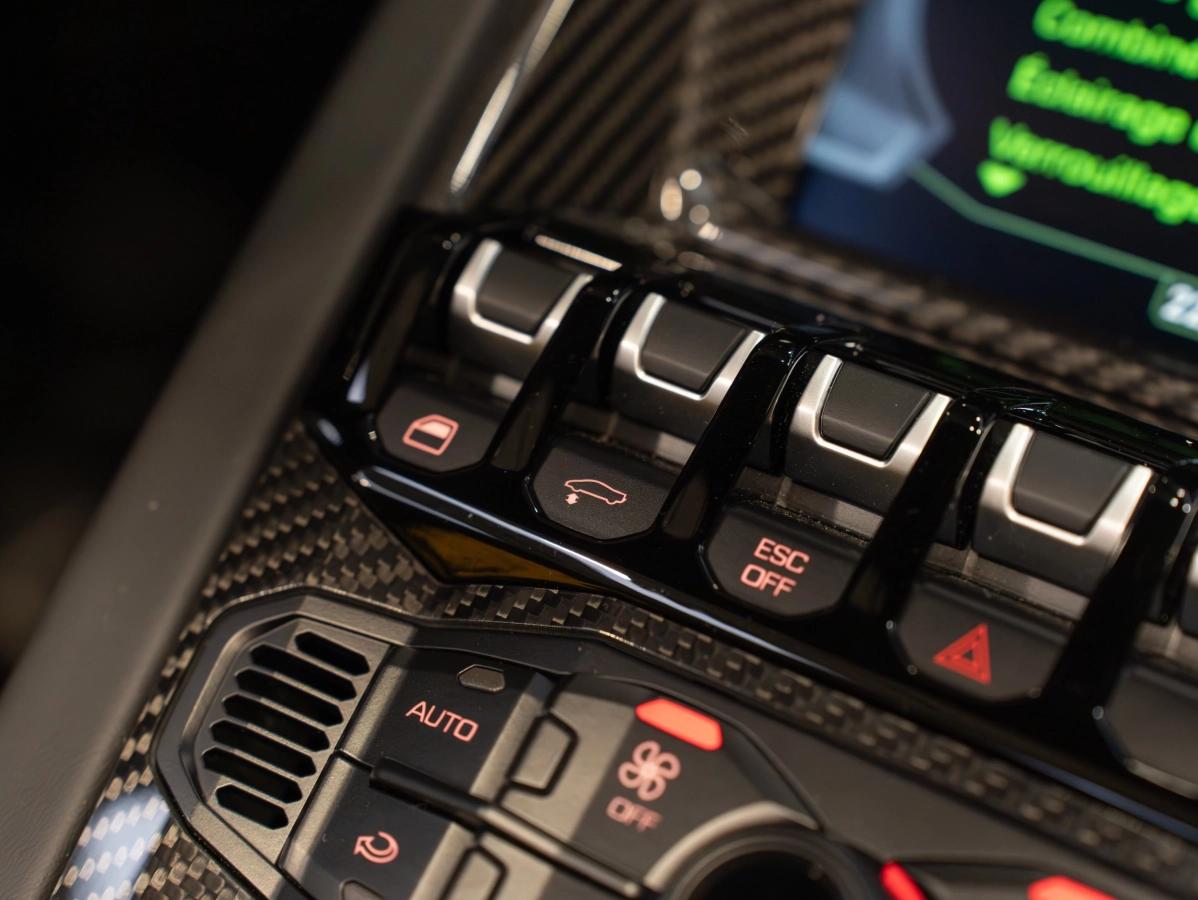 Lamborghini Aventador ROADSTER LP750-4 6.5 770 SVJ 4WD BVA