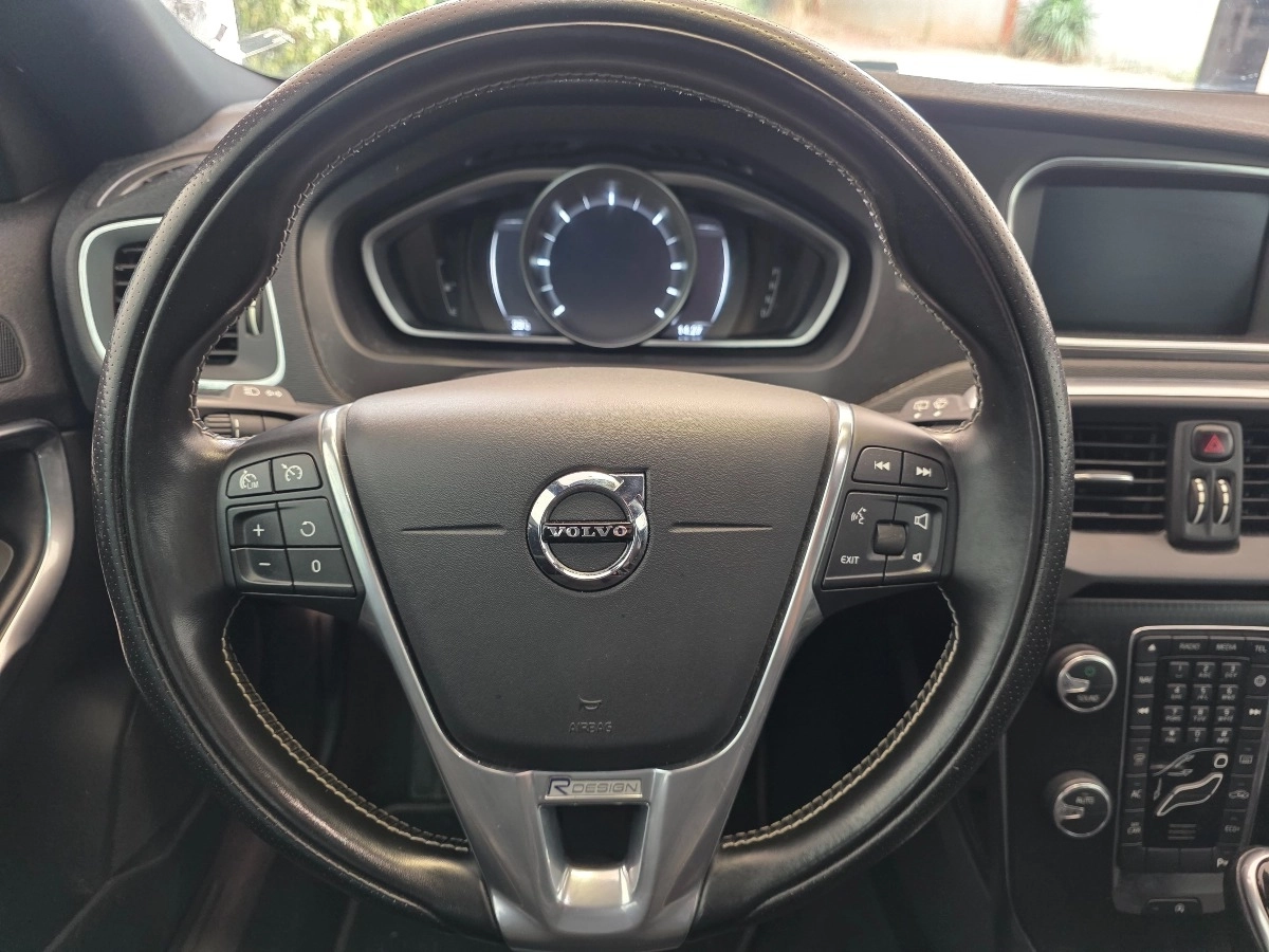 Volvo V40 - photo 10