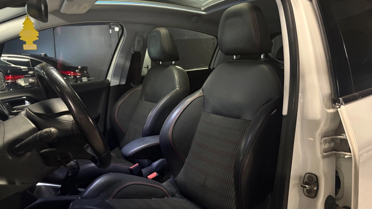 Peugeot 208 - photo 15