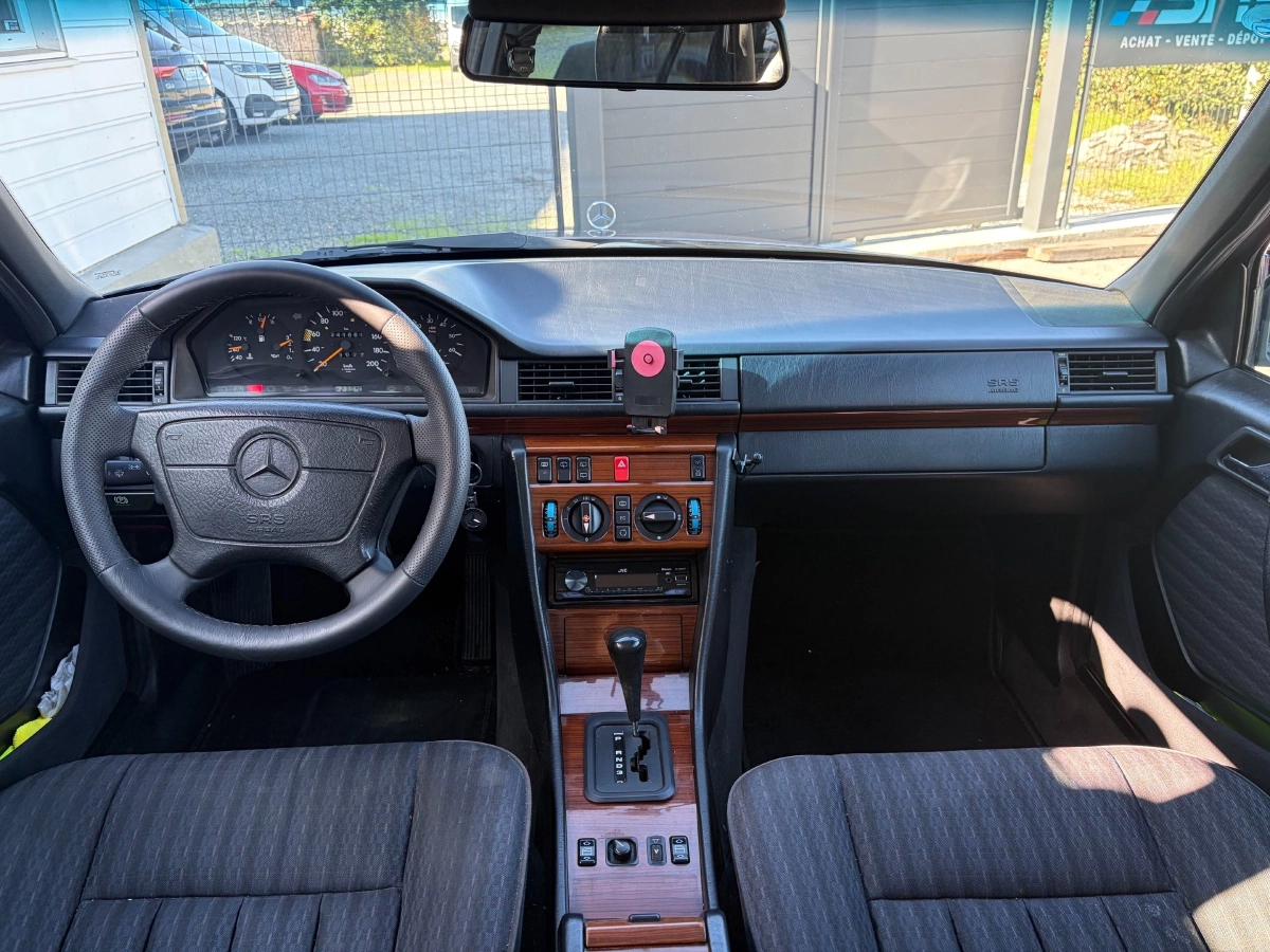 Mercedes-Benz 250D - photo 11