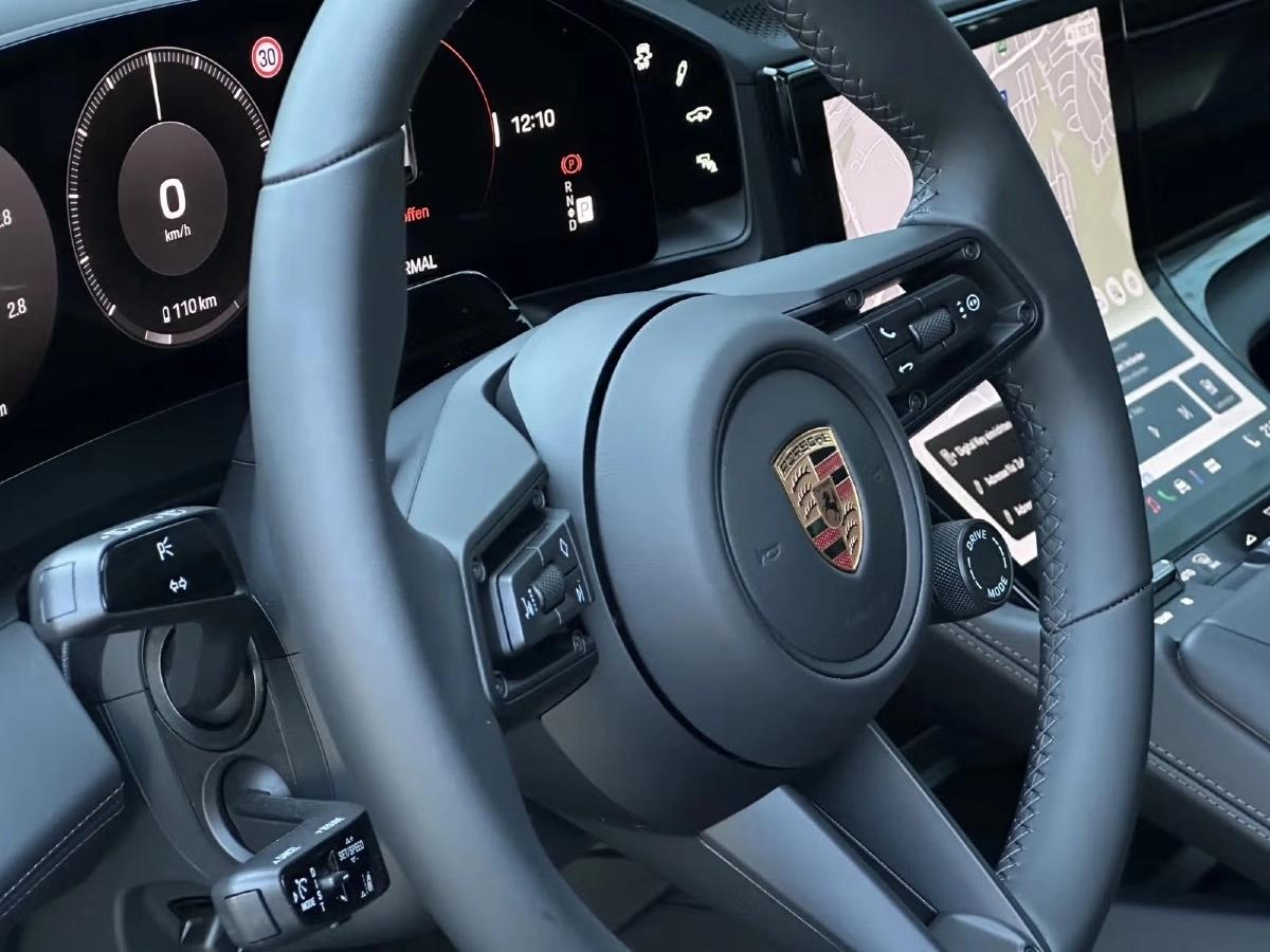 Porsche Cayenne Electrique 442ch 614km WLTP Toit ouvrant/Attelage/Roues AR dir/Burmester/Chrono/22“/Sièges 14/Volant