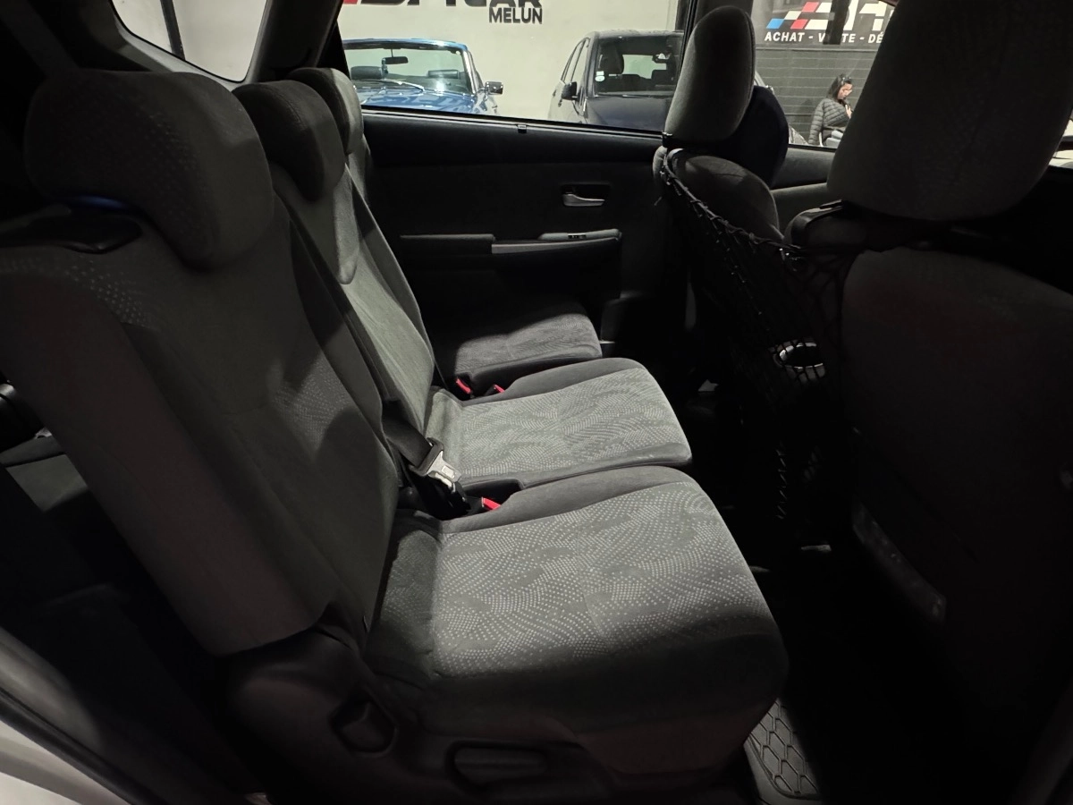 Toyota Prius Plus - photo 13