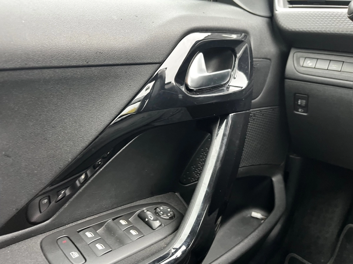 Peugeot 208 - photo 17
